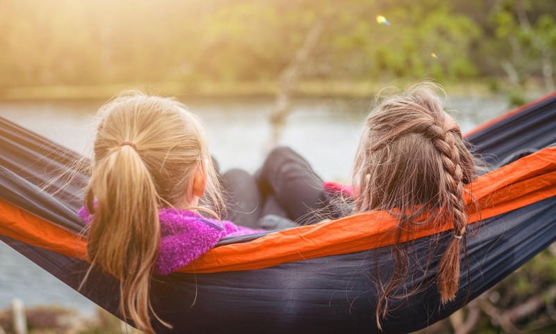 To piger i hængekøje To piger i hængekøje