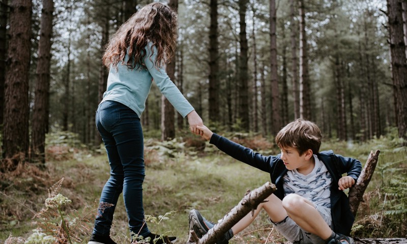 Pige hjælper dreng op Pige hjælper dreng op