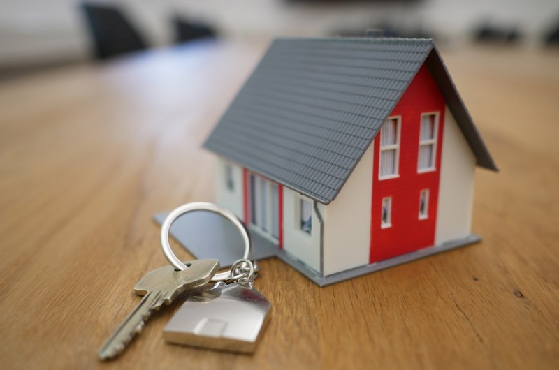 Billede af nøgler og miniturehus - Picture of keys and a tiny house